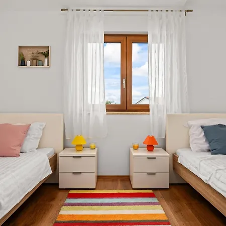 Prázdninový dům Mla I - Three Bedroom With Pool Poreč