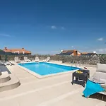 Будинок відпочинку Mla I - Three Bedroom With Pool