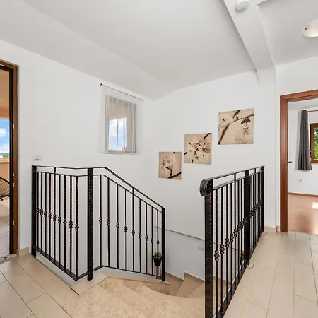 Casa vacanze Mla I - Three Bedroom With Pool