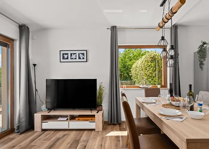 Mla I - Three Bedroom With Pool * Poreč