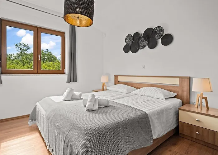 Mla I - Three Bedroom With Pool * Poreč