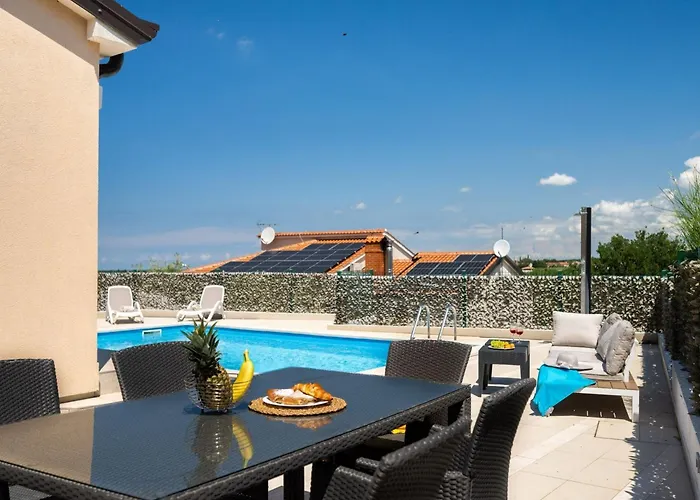 Nyaraló Mla I - Three Bedroom With Pool Poreč